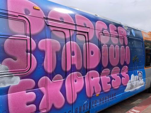 バスの側面には目立つピンクの文字でDODGER STADIUM EXPRESSと描かれています