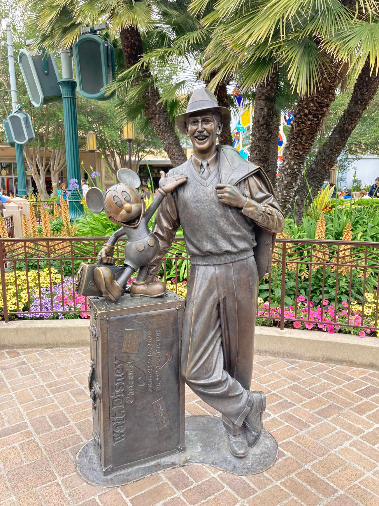 ウォルト・ディズニーとミッキーの銅像