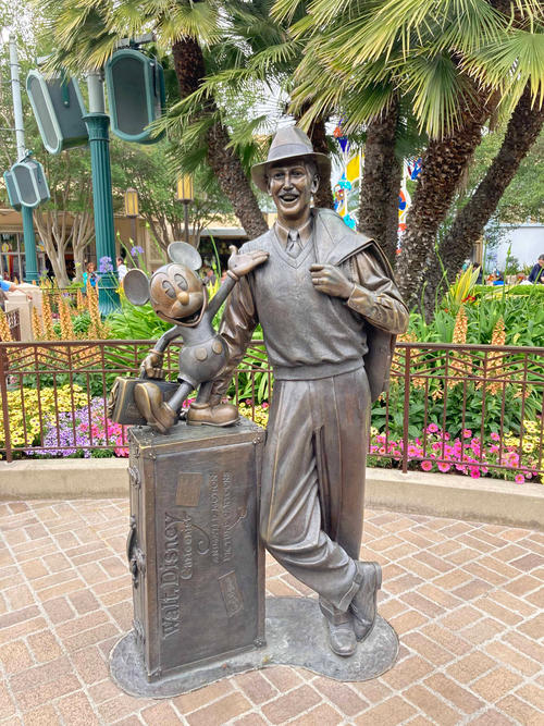 ウォルト・ディズニーとミッキーの銅像
