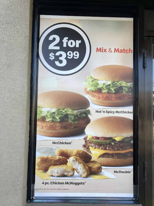 近所のマクドナルドでは、2種類選んで3．99ドルのキャンペーンが行われていました