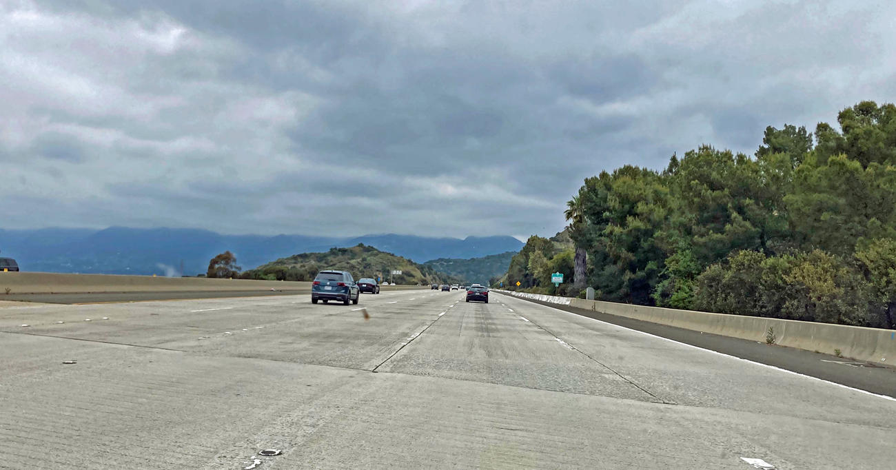 ドジャースタジアムからラ・カニャーダ・フリントリッジへ向かう高速道路からの風景
