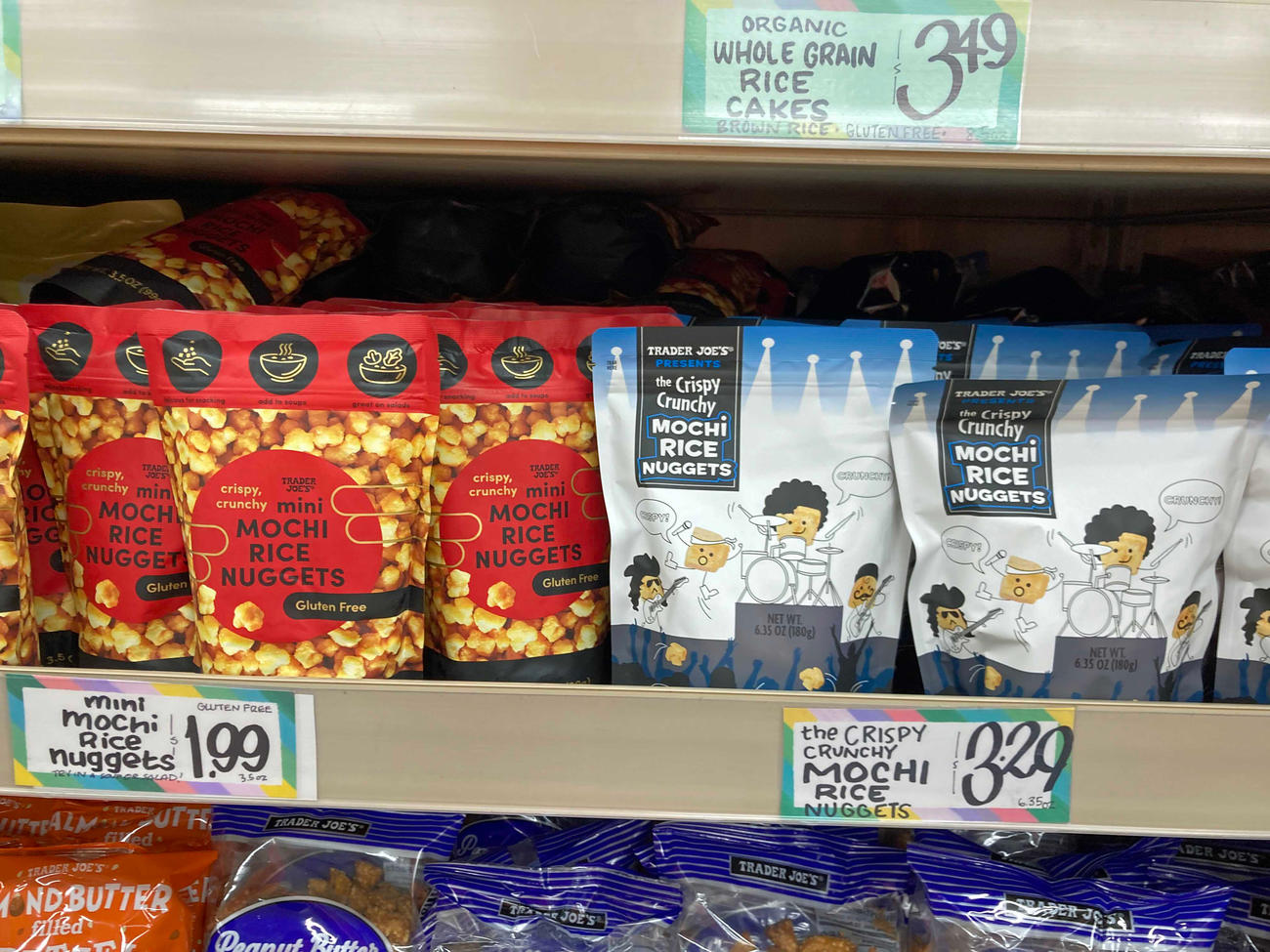 日本のあられのようなスナック菓子も