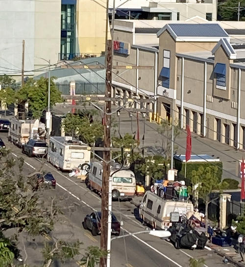 車の屋根に荷物を積んで暮らすホームレスも