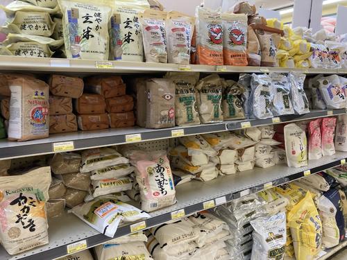日系スーパーマーケットのお米コーナーにはさまざまな種類のお米が売られています