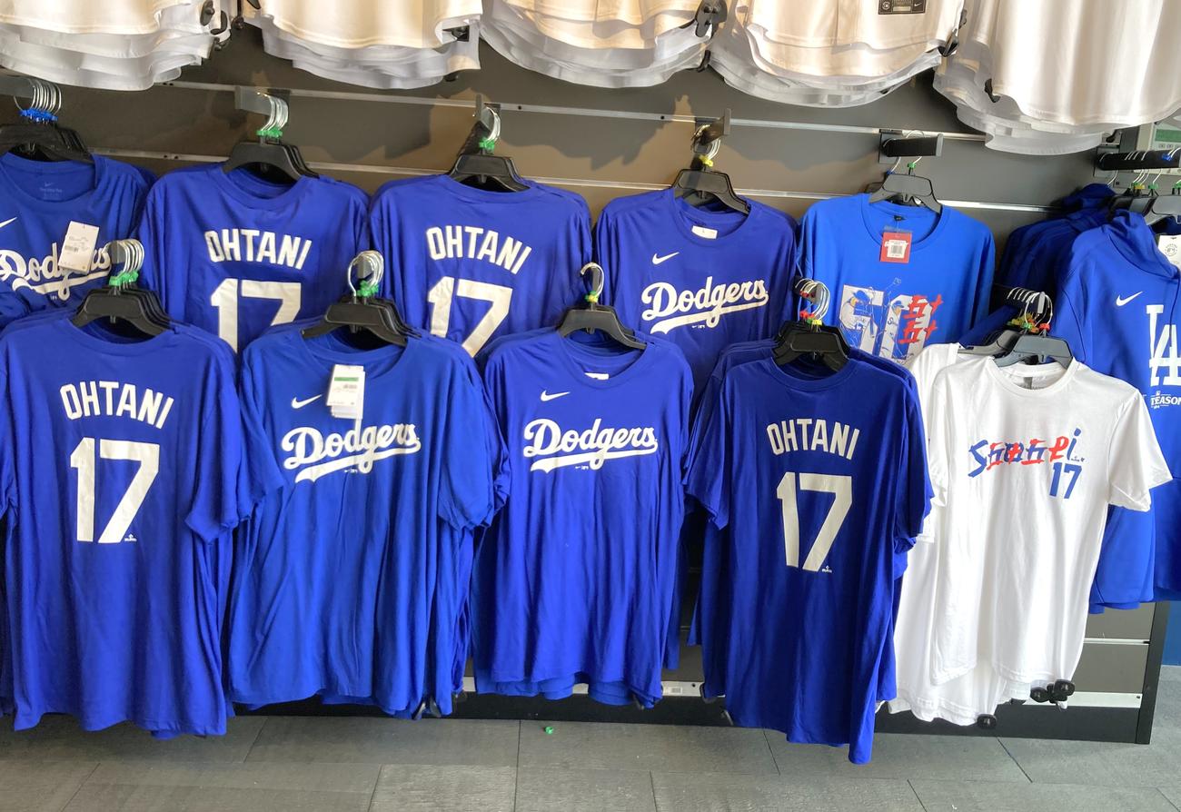 サンタモニカ店にずらりと並んだOHTANIと背番号17がプリントされたTシャツ