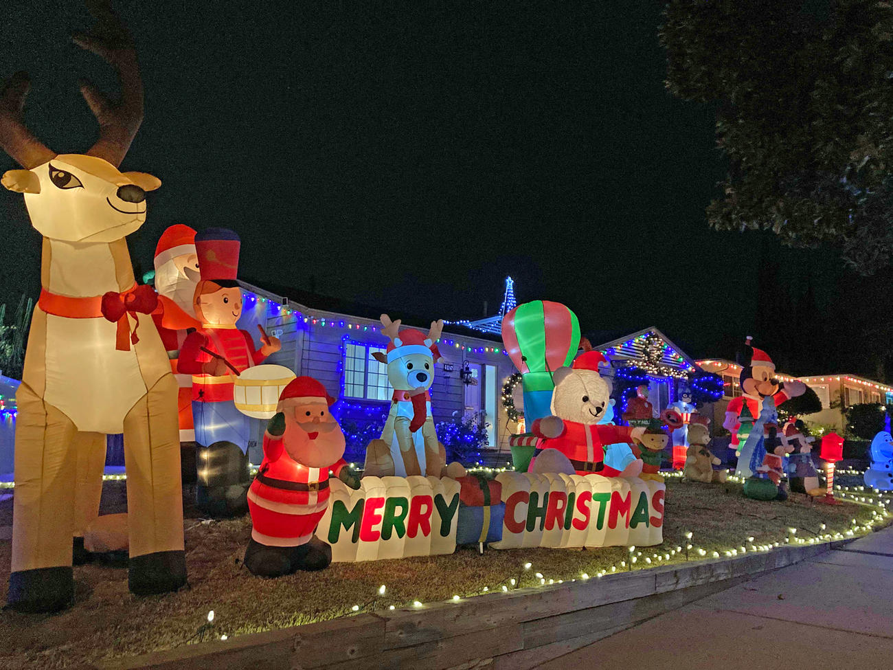 自宅の前庭をクリスマスデコレーションするのもアメリカならでは