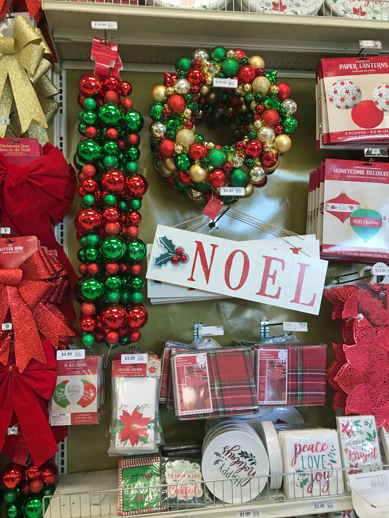 クリスマスカードやギフトのラッピングなどもたくさん売られています