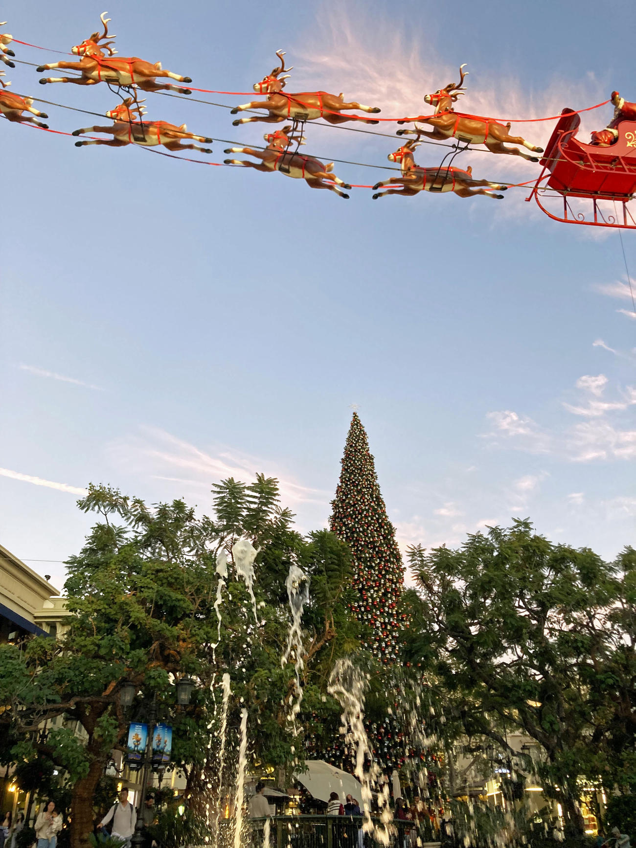空飛ぶトナカイとクリスマスツリーなどド派手はデコレーションも