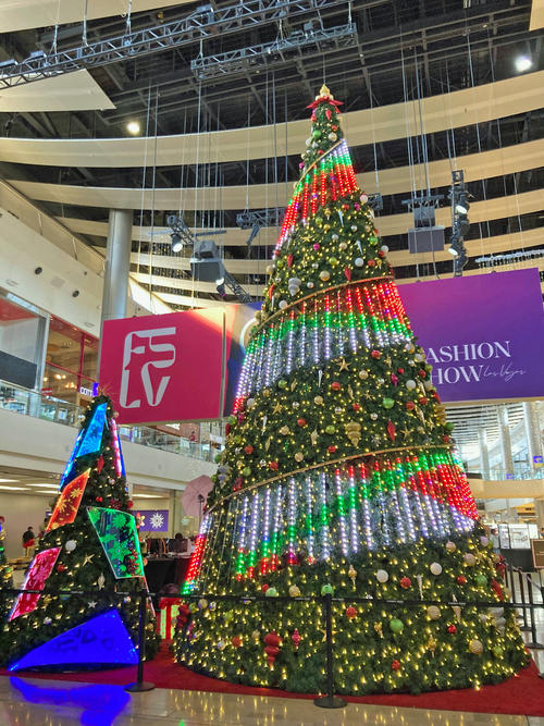 華やかなクリスマスツリーが飾られたショッピングセンター