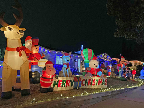 自宅の前庭をクリスマスデコレーションするのもアメリカならでは