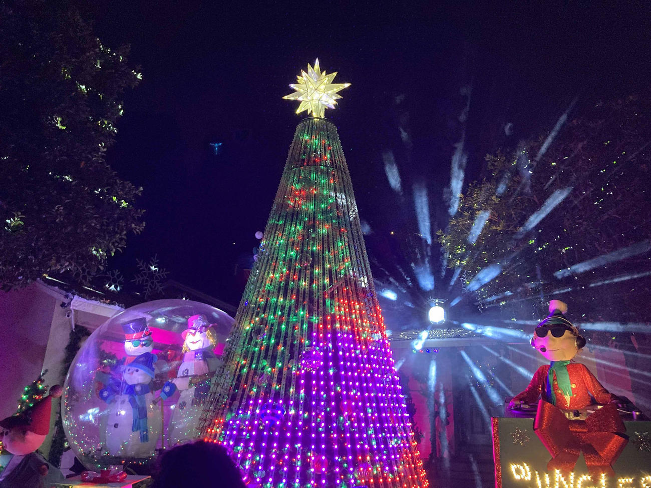 クリスマスソングに合わせて光り輝く電飾と歌って踊る人形たちによる壮大なショー