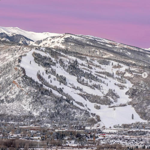 雄大な景観が自慢のスキーリゾート「アスペン」　Aspen-Snowmassの公式インスタグラムより