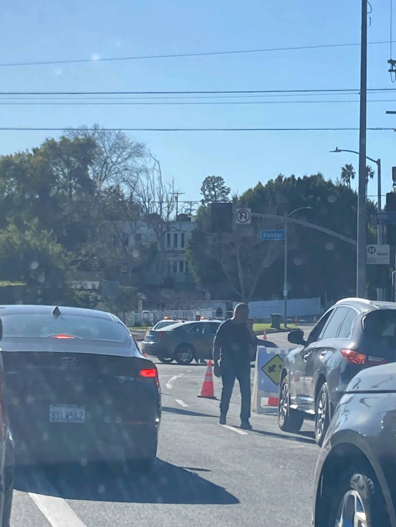 避難区域に入ろうと列をなす人たちの車