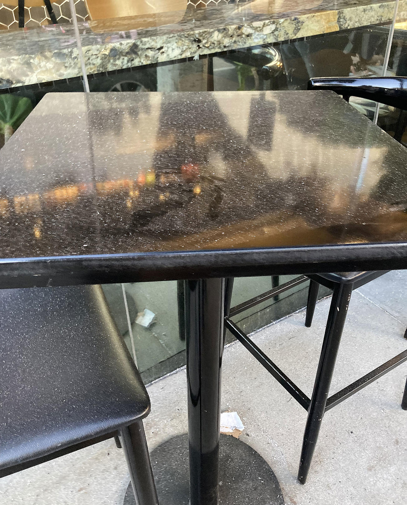 外に設置された飲食店のテーブルとイスには灰が積もっています