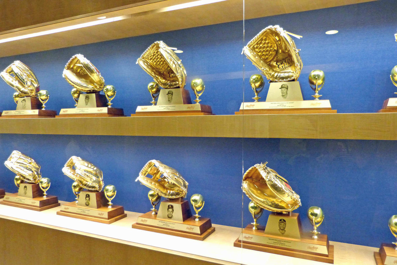スタジアムツアーではゴールデングラブも見学できます