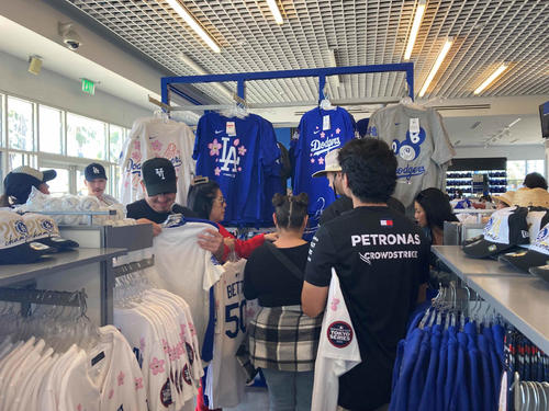 ドジャースタジアムのショップで東京開幕戦の限定グッズを買い求めるファン