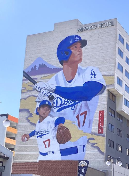 ミヤコ・ホテルの壁に描かれた大谷投手の壁画
