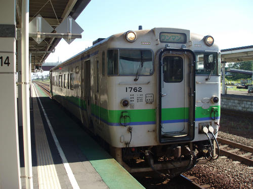 夕張行きのキハ40（追分駅で＝2014年8月）