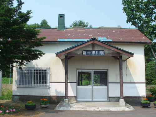 新十津川駅の駅舎（2012年6月）