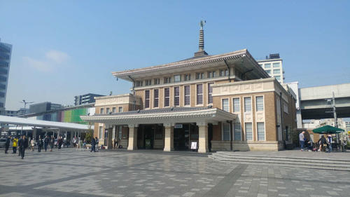＜1＞JR奈良駅からスタート。旧奈良駅は観光案内所となっている
