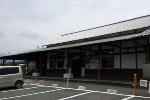 <6>重厚な駅舎が健在の畝傍駅(2016年5月)