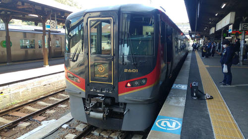 〈1〉一昨年12月に営業運転を開始したばかりの2600系（徳島駅）
