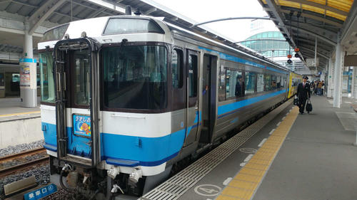 〈6〉高松駅で出発を待つキハ185系特急