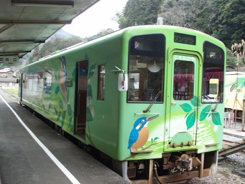 錦川鉄道のオリジナル車両はグリーン、イエロー、ブルー、ピンクの4色