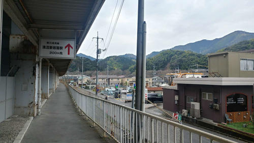 〈3〉高架沿いを案内通りに歩く