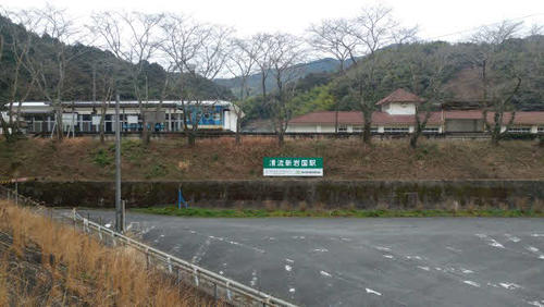 〈4〉5分ほど歩くと清流新岩国駅が見えてくる