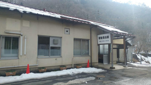 〈2〉雪に覆われた備後落合駅舎（2018年2月）