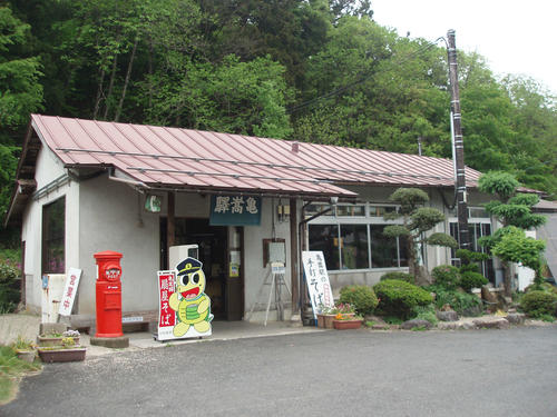 〈4〉「砂の器」で有名な亀嵩駅は駅舎にそば店が入居している