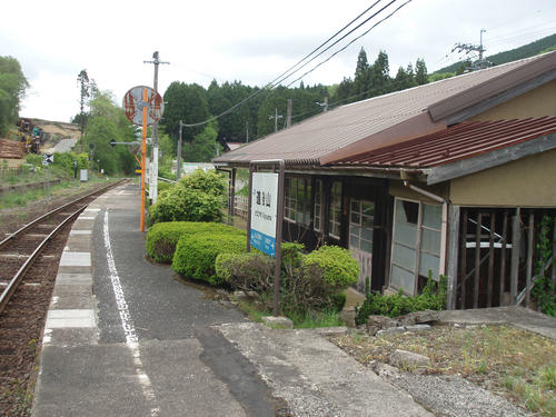 〈10〉駅の植木は手入れが行き届いている