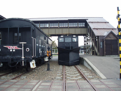 〈1〉中湧別駅跡には当時の列車が展示されている