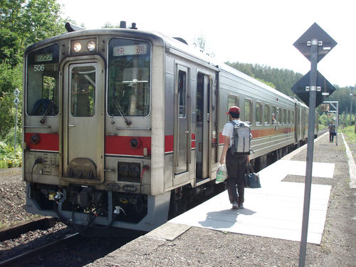 〈8〉駅には多くの鉄道ファンがいたが、ほぼ全員が旭川に向かう快速「きたみ」に乗り、その後は静けさに包まれた