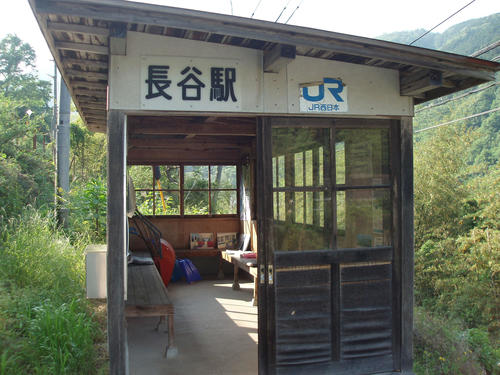 〈6〉階段を上ると駅舎があり、その先にホームがある
