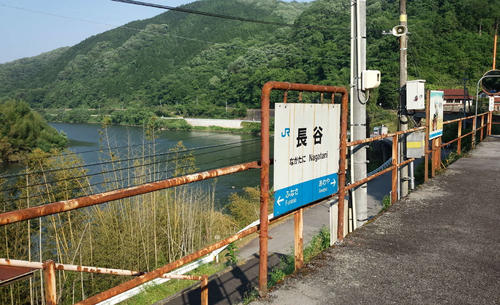 〈8〉長谷駅のホーム。江の川の眺望が素晴らしい