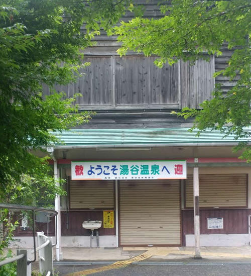 〈3〉ホームを降りると木造駅舎が迎えてくれる
