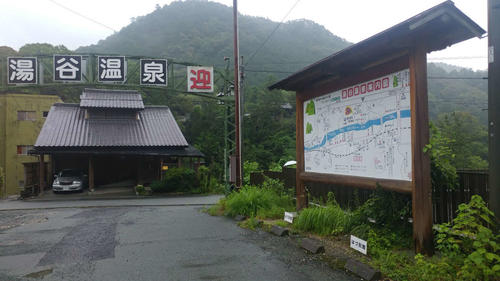 〈6〉駅を降りるとすぐ温泉街がある