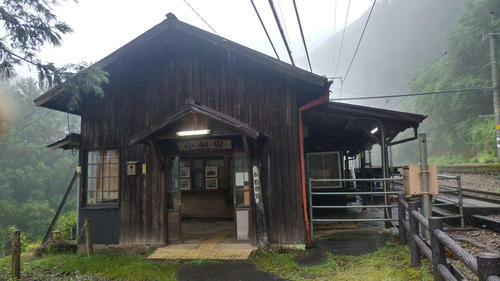 〈9〉戦前からの木造駅舎が残る小和田駅