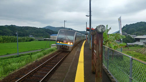 〈2〉土佐くろしお鉄道の特急が棒状の小さい駅を通過していく