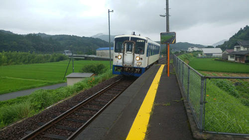 〈4〉宇和島行きの列車がやってきた