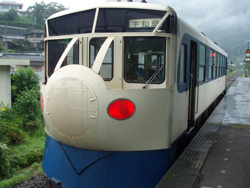 〈5〉宇和島行きの列車は新幹線を模したホビートレインだった
