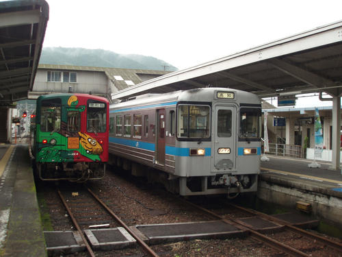 〈1〉窪川駅で並ぶ高知行きの普通列車〈右〉と宇和島行きのホビートレイン