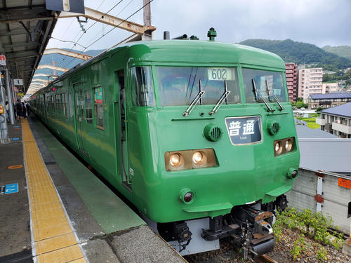〈1〉湖西線の普通はかつては新快速として活躍していた117系だった（大津京駅で）
