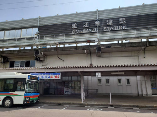 〈2〉湖西線の重要拠点駅である近江今津駅。バスで小浜へと連絡する