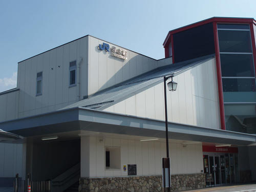 〈13〉安土駅の新駅舎。少し前まではかわいい駅舎だった