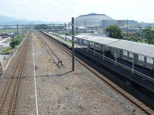 〈9〉広い構内が今も残る。以前は中央の線路に蒸気機関車が停車していた。背後は長浜ドーム