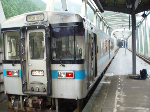 〈7〉雨の中、土佐北川駅に到着した
