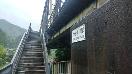 〈9〉鉄橋上にある土佐北川駅へは当然階段で